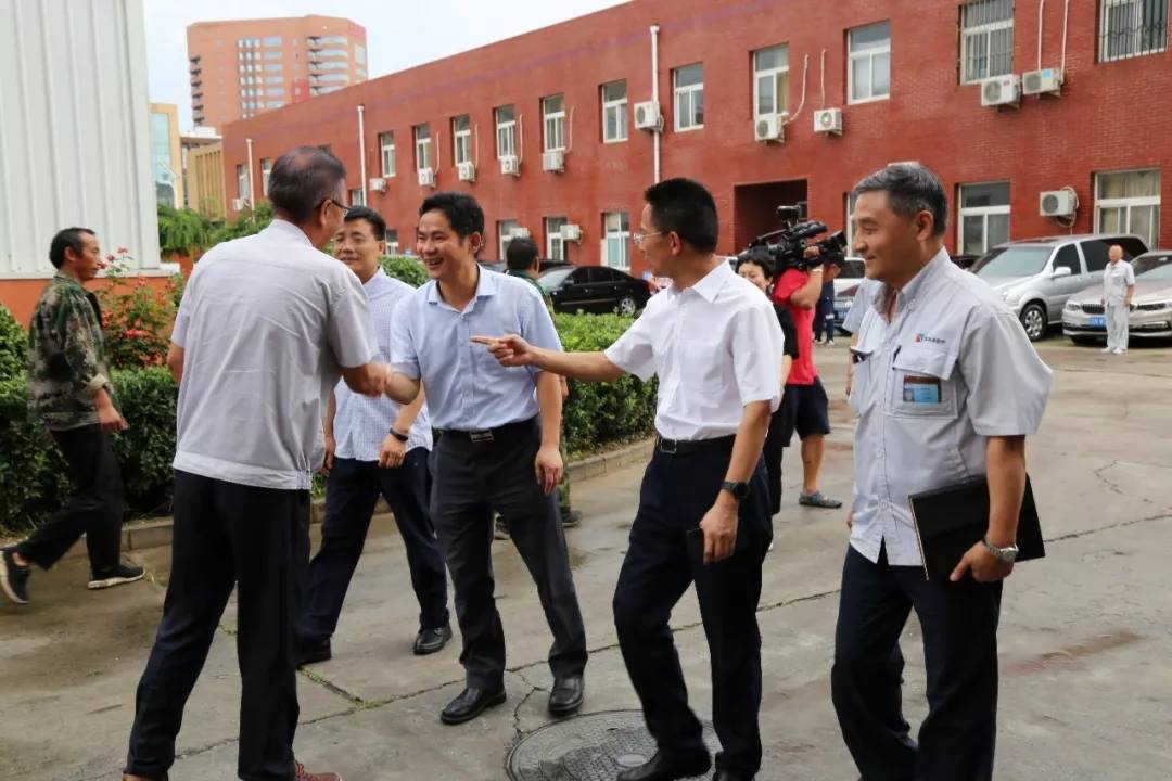 东华原医疗董事长接待各位来宾 东华原医疗董事长接待各位来宾